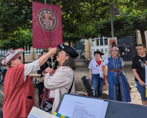 Verabreichung von Nudeln währen der Nudelmesse