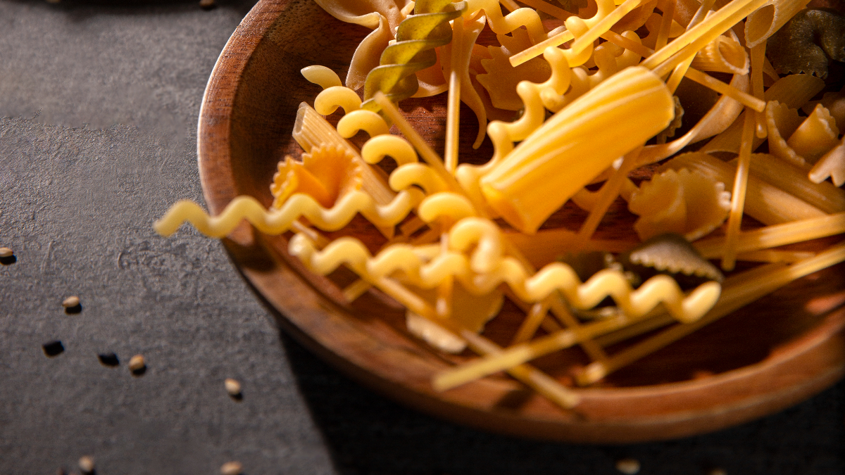 draufsicht-auf-kostliche-ungekochte-pasta